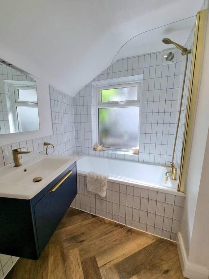 Apartment Spacious & Renovated 1-bed Garden Flat In London