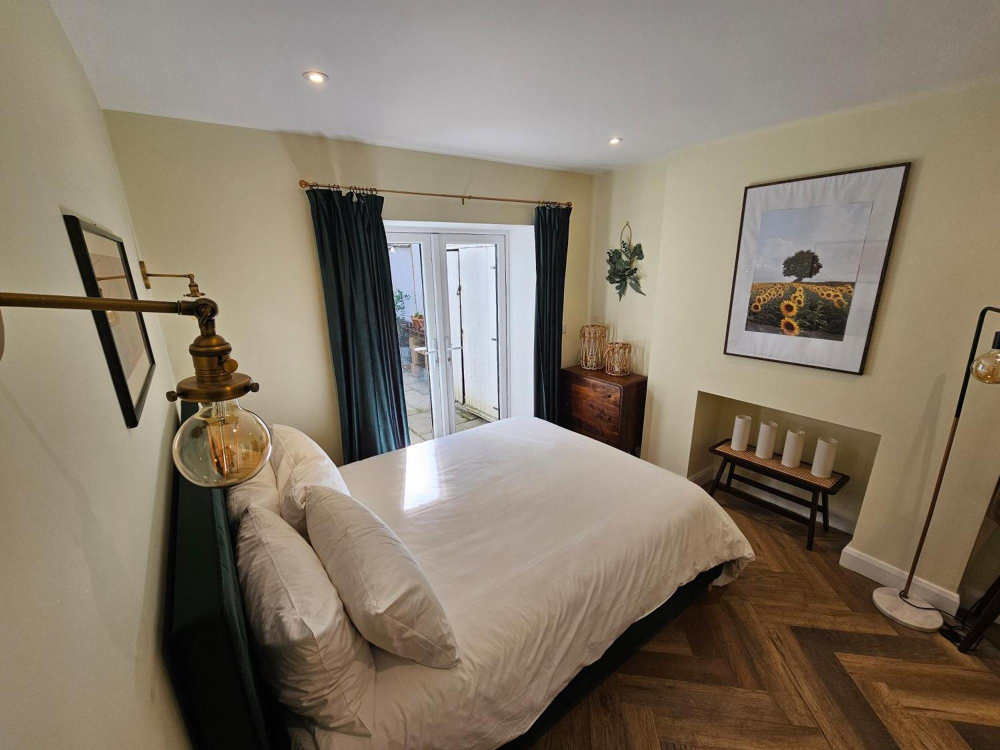 Spacious & Renovated 1-bed Garden Flat In Apartment London